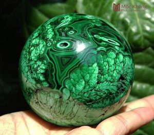 Đá Lông Công (Malachite hay đá Khổng Tước). Với màu xanh lá cây kết hợp với những dải xoáy đồng tâm đặc biệt được đặt ngẫu nhiên, loại đá này đúng như tên gọi giống như đuôi con công. 