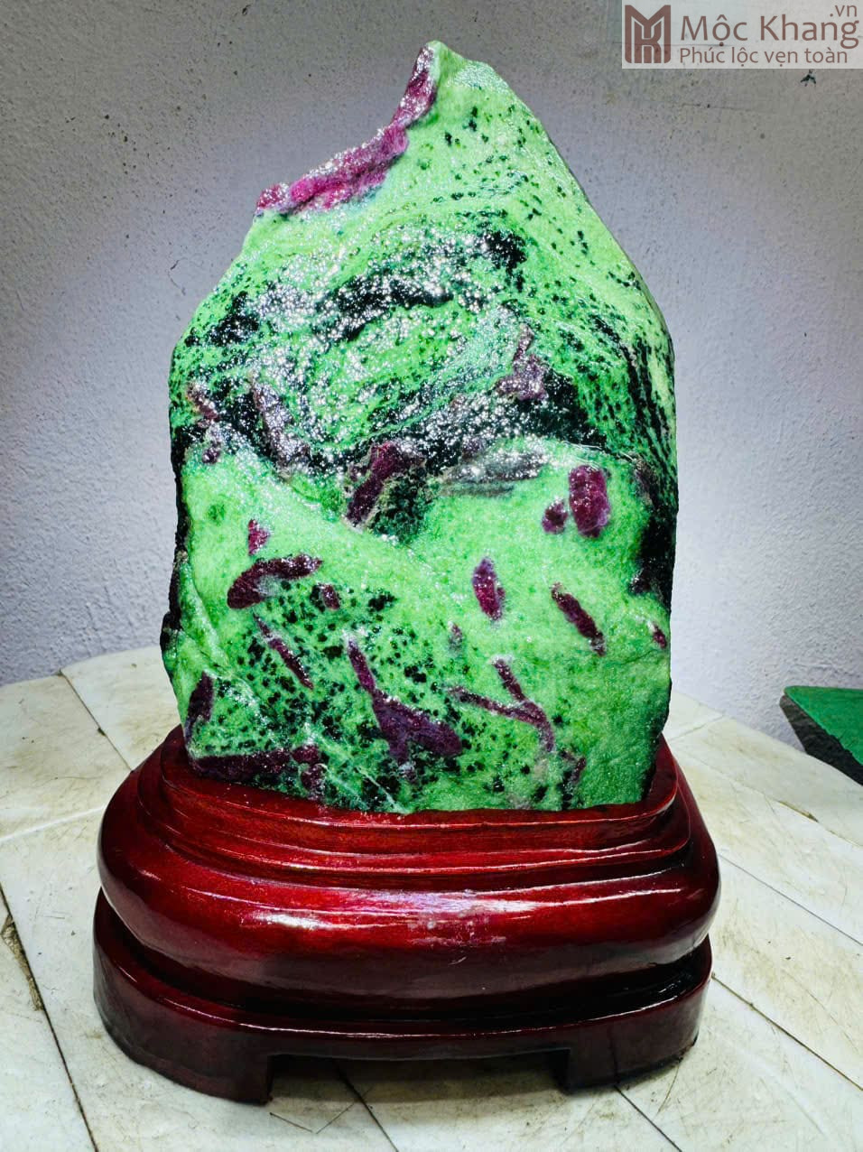 Tac-Pham-Ngoc-Hong-Ngoc-Ruby-Cao-23-Ngang-14-cm-Can-Nang-39-kg-3.jpg Tác Phẩm Đá Hồng Ngọc (Ruby)