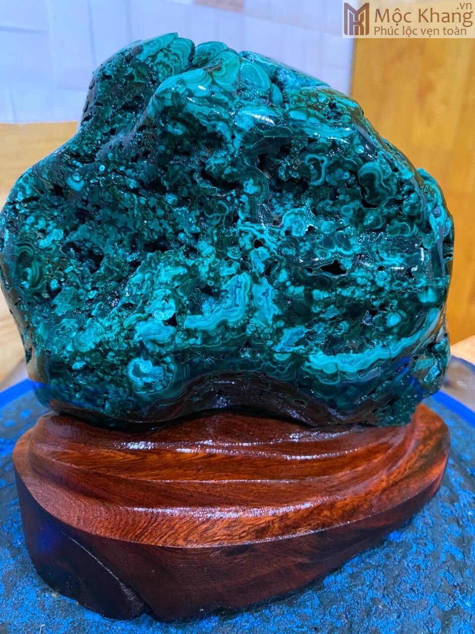 tinh-the-da-khong-tuocmalachite-cao-17-ngang-15-cm-can-nang-3-kg-1.jpg Tinh Thể Đá Khổng tước (Malachite)