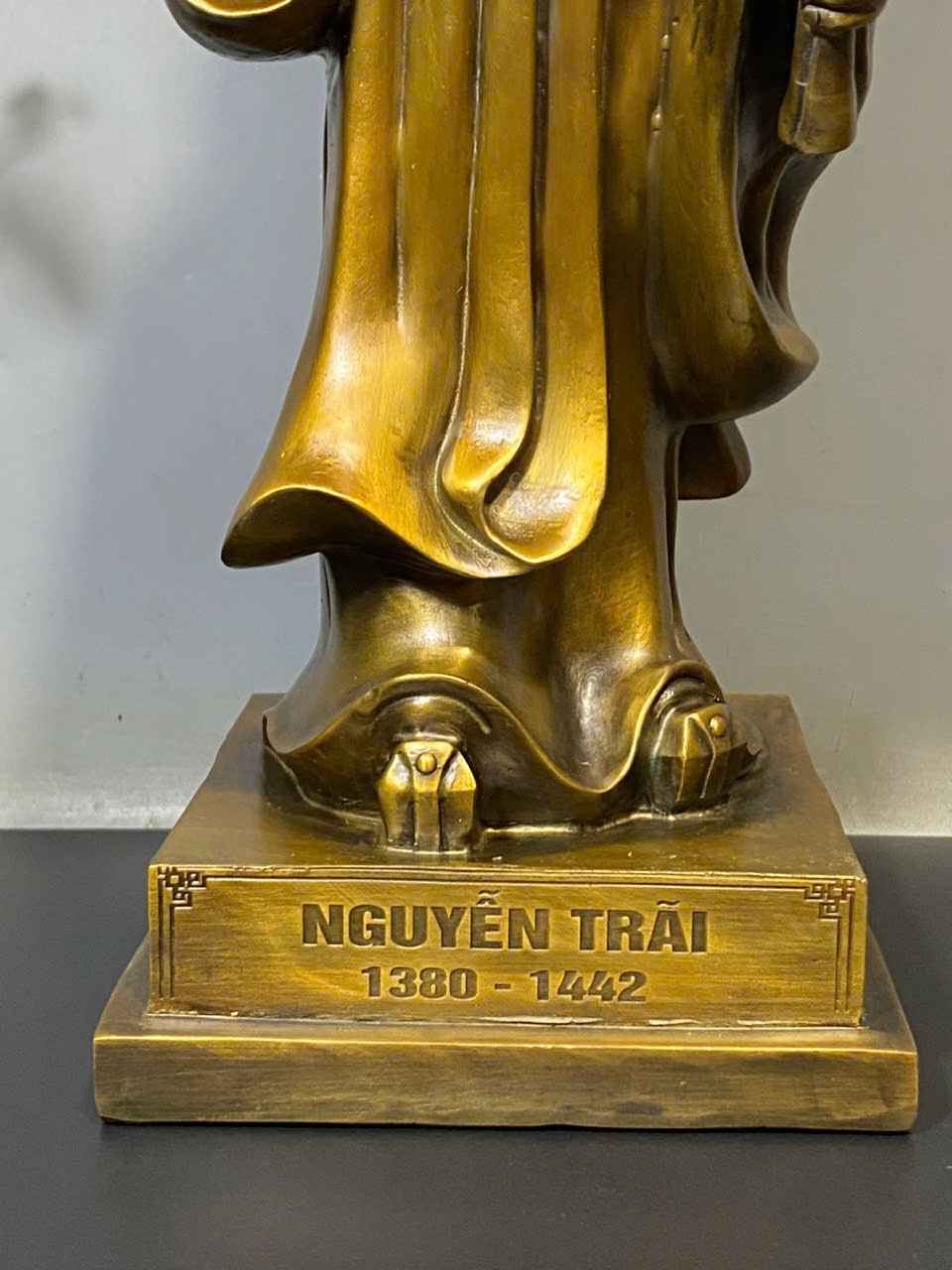 Tượng Nguyễn Trãi Đồng Cao 41 Ngang 13 (cm) Cân Nặng 6 (kg) (5) Tuong Nguyen Trai Dong Cao 41 Ngang 13 cm Can Nang 6 kg 5
