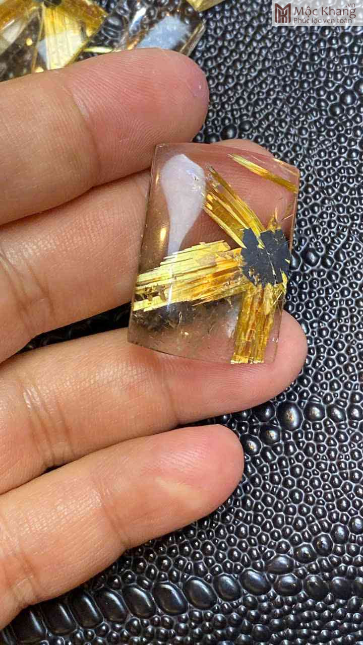Mặt Dây Chuyền Hoa Thị Đá Thạch Anh Tóc Vàng Cao 32 Ngang 23 Sâu 7 (mm) (2)_2 Mat Day Chuyen Hoa Thi Da Thach Anh Toc Vang Cao 32 Ngang 23 Sau 7 mm 2 2