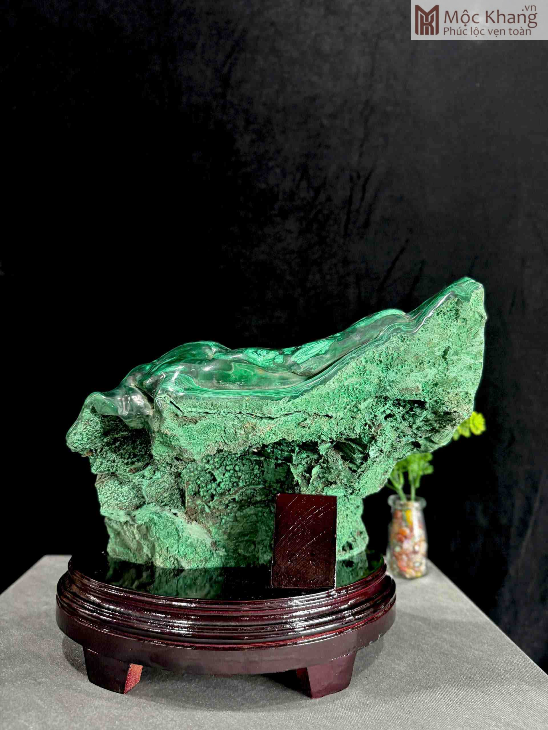 Tác Phẩm Đá Lông Công (Malachite) Cao 33 (cm) (1)_1 Tác Phẩm Đá Lông Công (Malachite) Cao 33 (cm)