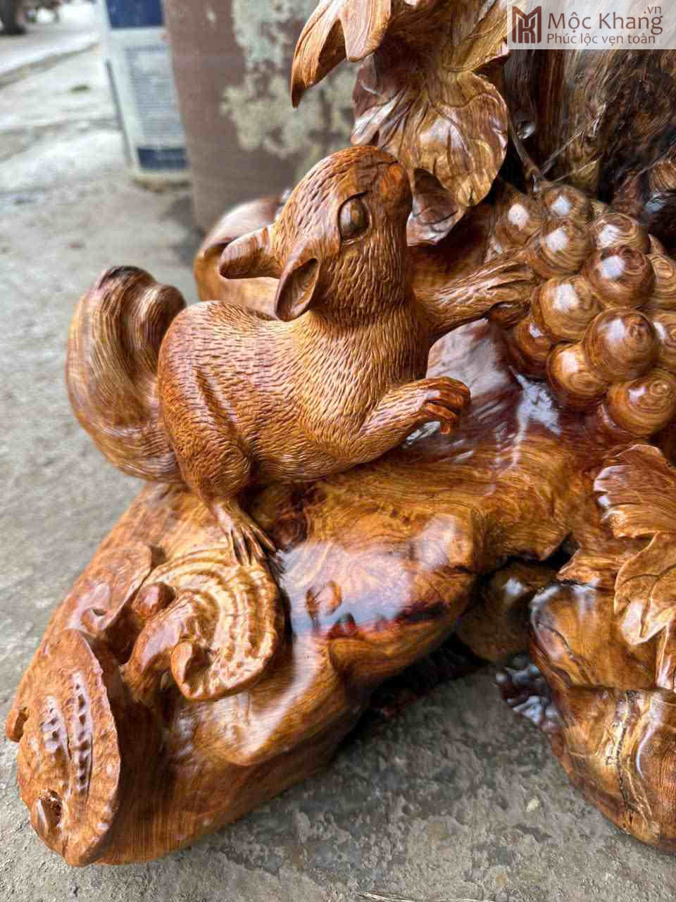 Tác Phẩm Nho Sóc Gỗ Hương Cao 75 (cm) (5)_5 Tác Phẩm Nho Sóc Gỗ Hương Cao 75 (cm)