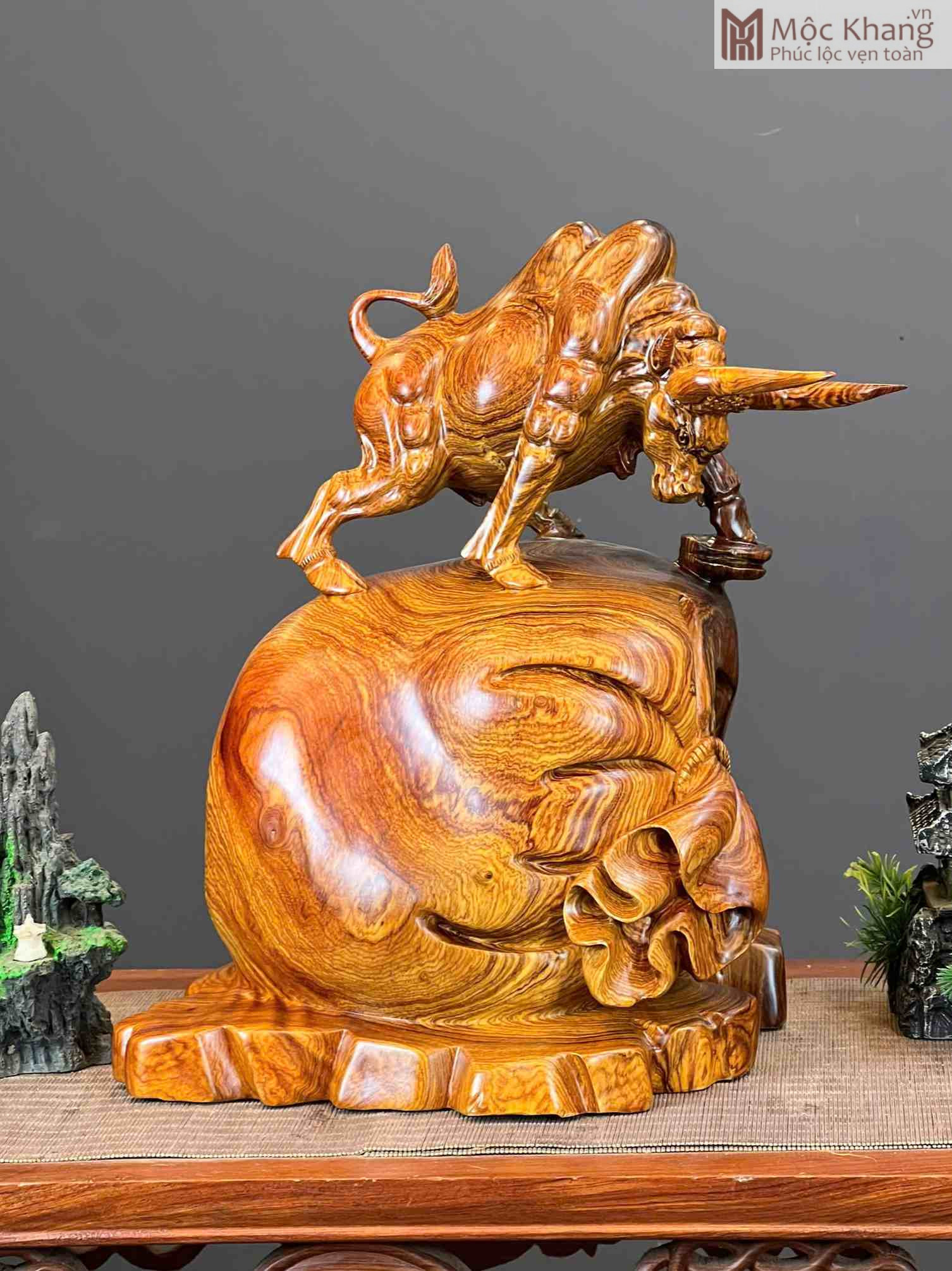 tuong-bo-tot-dung-bao-tien-go-cam-chi-cao-37-cm (1) Tượng Bò Tót Đứng Bao Tiền Gỗ Cẩm Chỉ