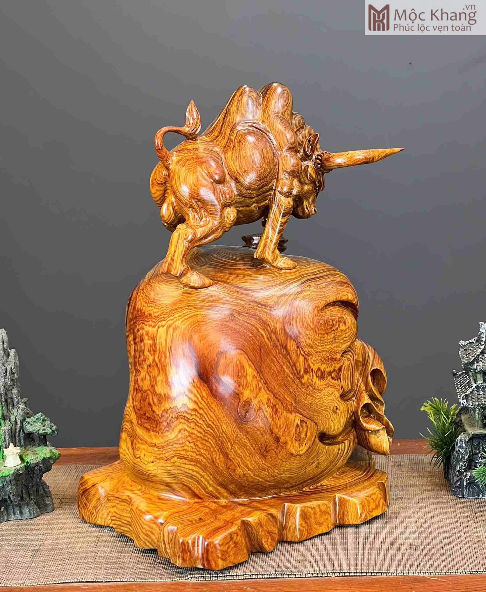 tuong-bo-tot-dung-bao-tien-go-cam-chi-cao-37-cm (4) Tượng Bò Tót Đứng Bao Tiền Gỗ Cẩm Chỉ