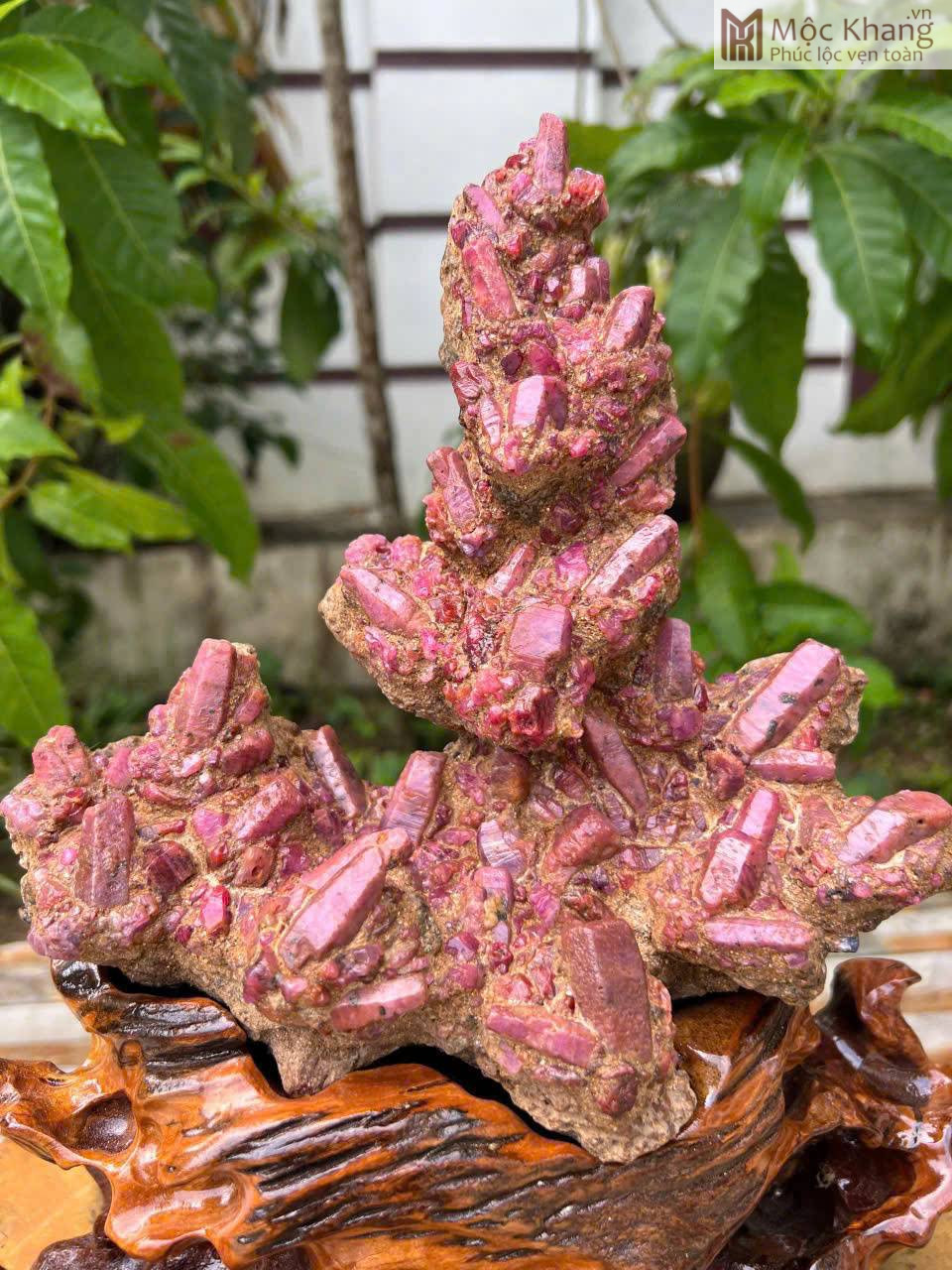 khoi-tinh-the-ruby-luc-yen-tho-cao-32-cm (2) Khối Tinh Thể Ruby Lục Yên Thô