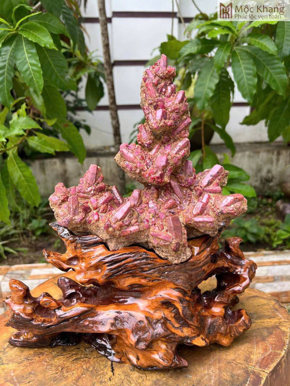 khoi-tinh-the-ruby-luc-yen-tho-cao-32-cm (3) Khối Tinh Thể Ruby Lục Yên Thô