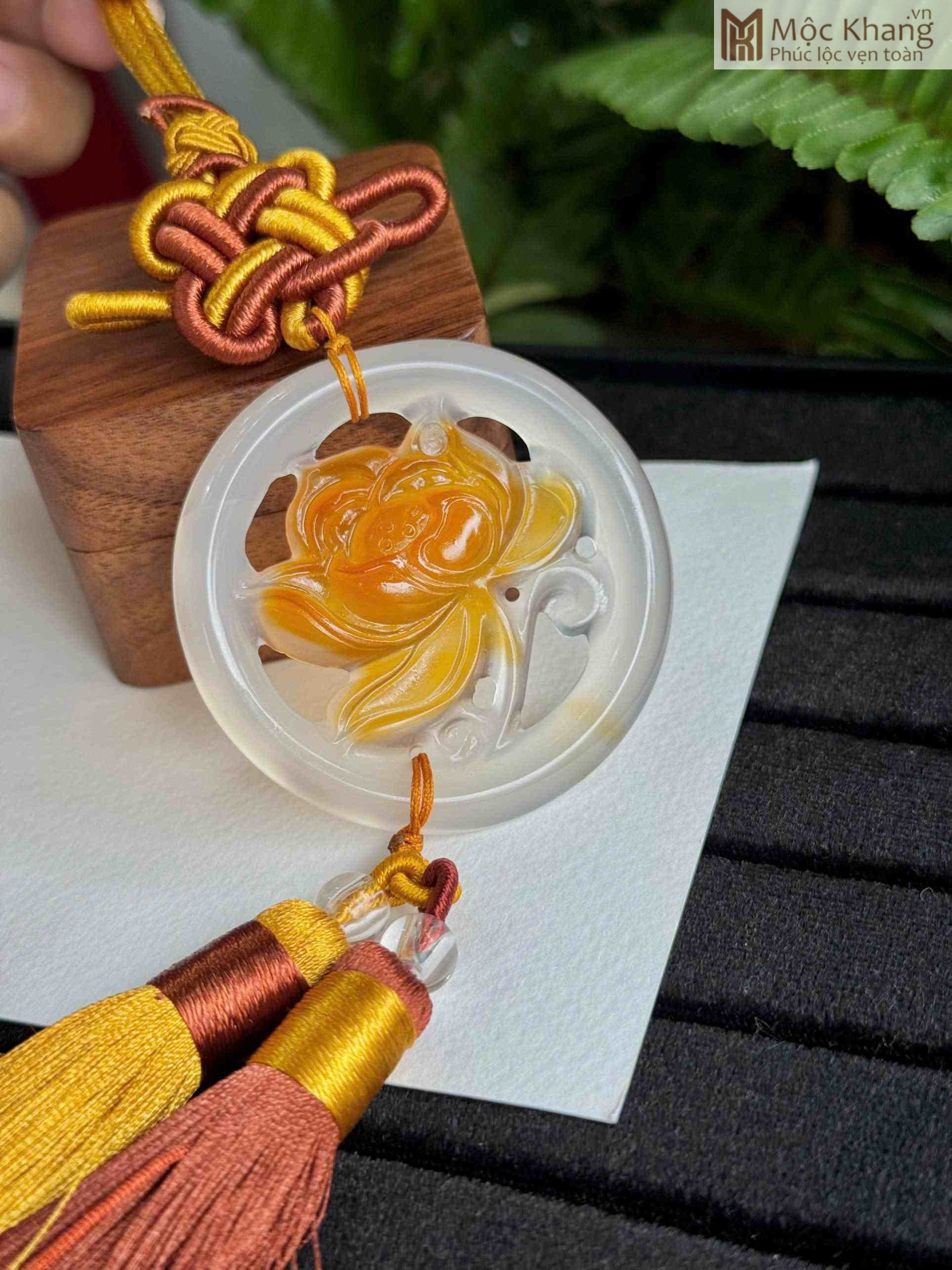 Khánh Treo Xe Hoa Sen Chalcedony Đường Kính 5.3 (cm) (1)_1 Khánh Treo Xe Hoa Sen Chalcedony Đường Kính 5.3 (cm)