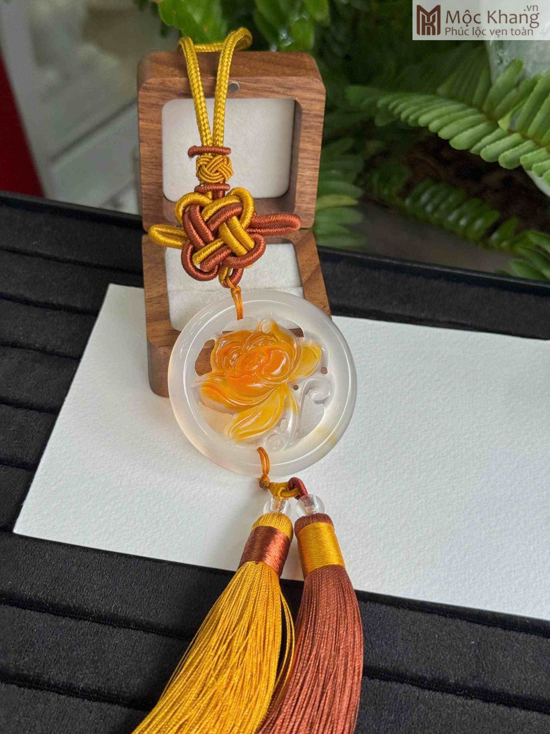 Khánh Treo Xe Hoa Sen Chalcedony Đường Kính 5.3 (cm) (4)_4 Khánh Treo Xe Hoa Sen Chalcedony Đường Kính 5.3 (cm)