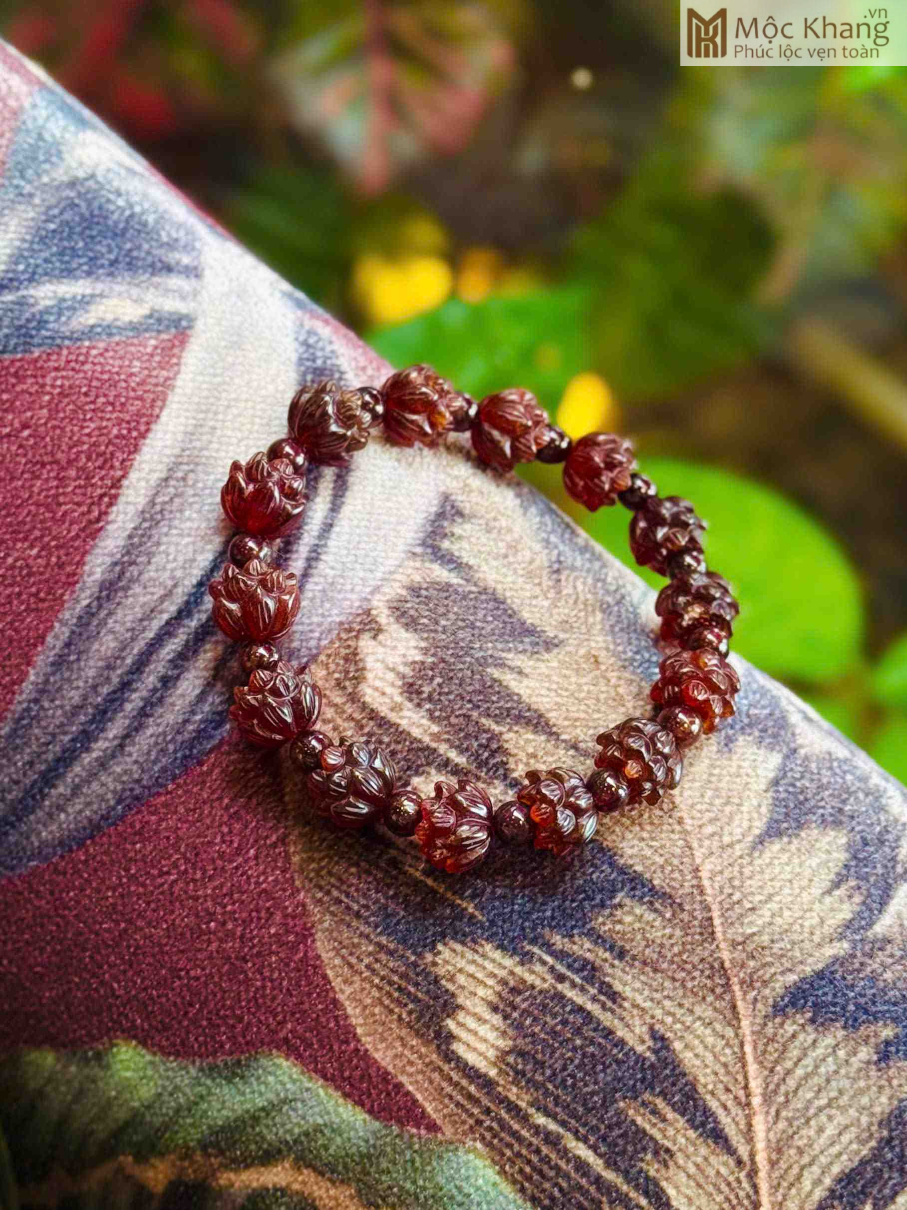 Vòng Tay 13 Hoa Sen Đá Garnet (3)_3 Vòng Tay 13 Hoa Sen Đá Garnet
