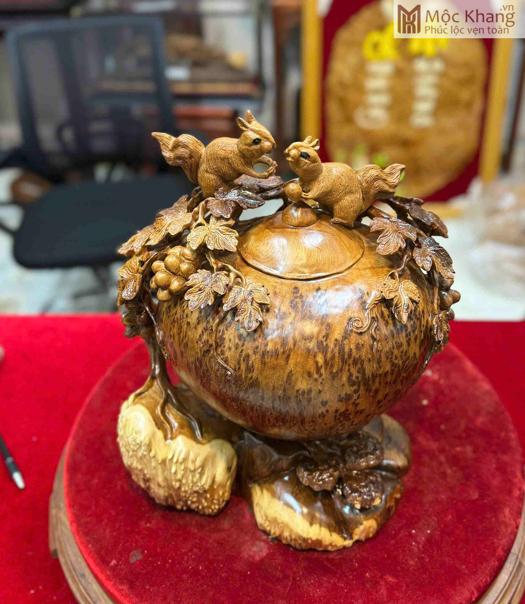 binh-nho-soc-go-nu-ngoc-am-cao-38-cm (2) Bình Nho Sóc Gỗ Nu Ngọc Am