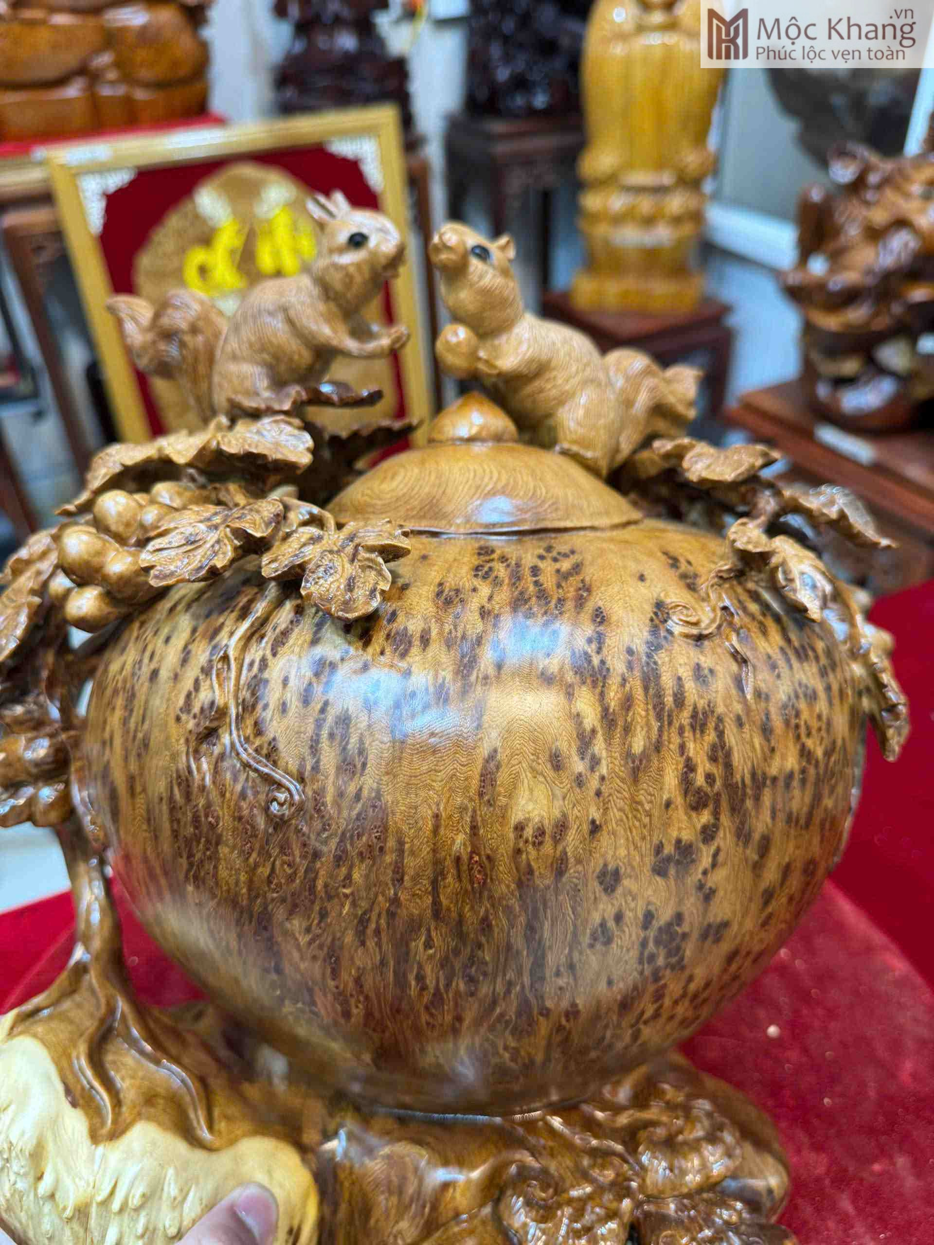binh-nho-soc-go-nu-ngoc-am-cao-38-cm (4) Bình Nho Sóc Gỗ Nu Ngọc Am