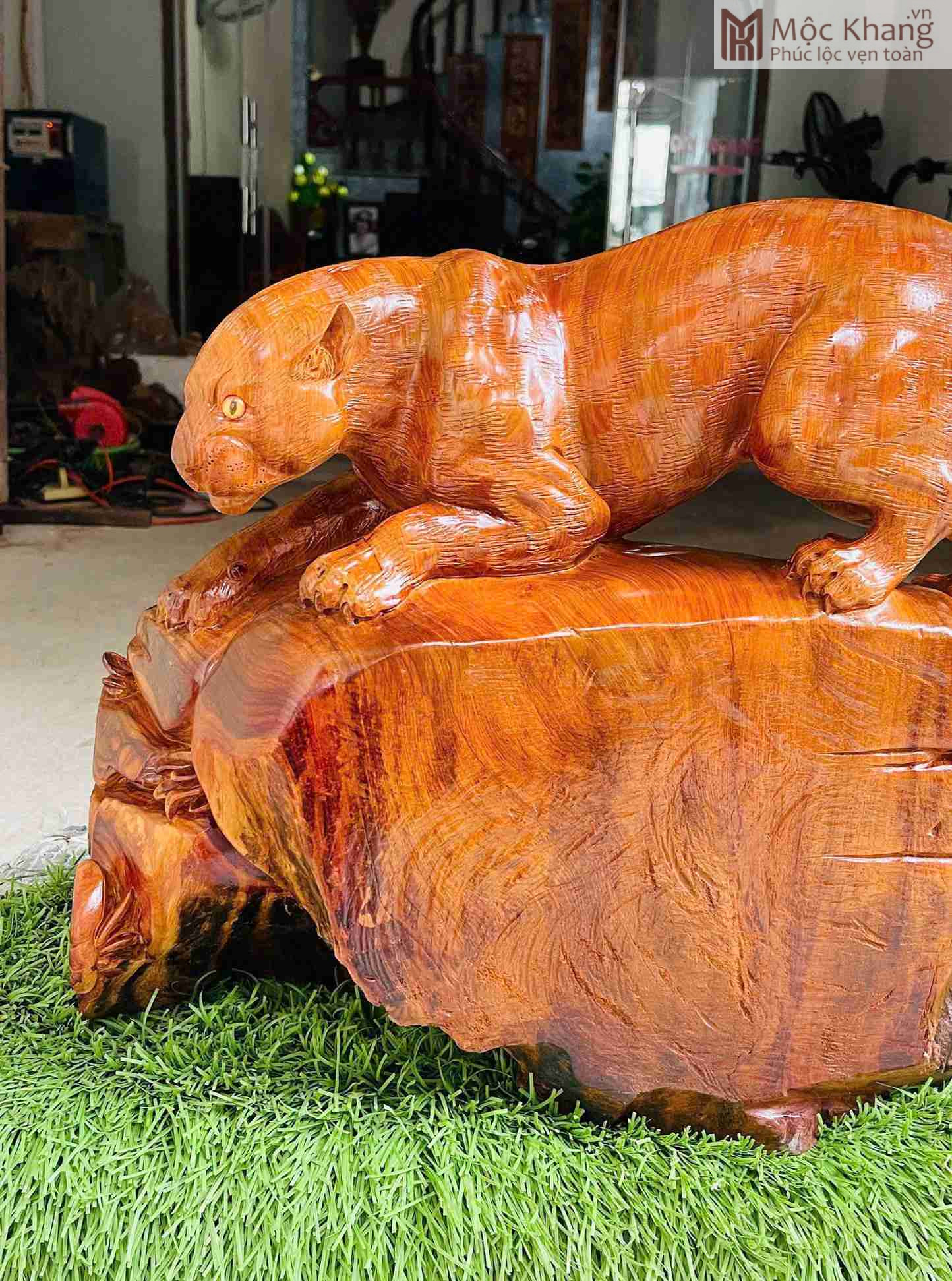 tuong-bao-go-huong-gia-lai-cao-44-cm (2) Tượng Báo Gỗ Hương Gia Lai