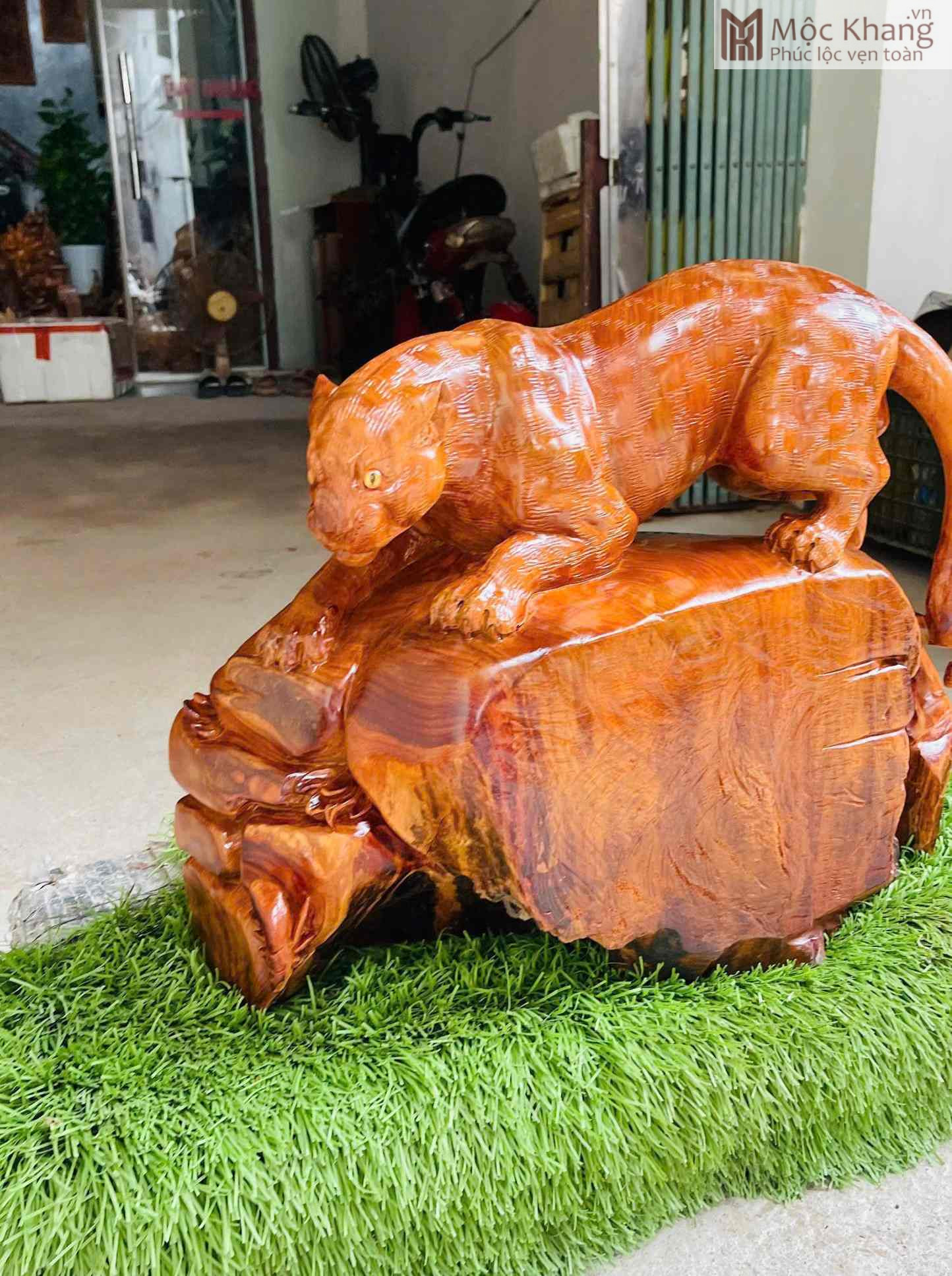 tuong-bao-go-huong-gia-lai-cao-44-cm (3) Tượng Báo Gỗ Hương Gia Lai