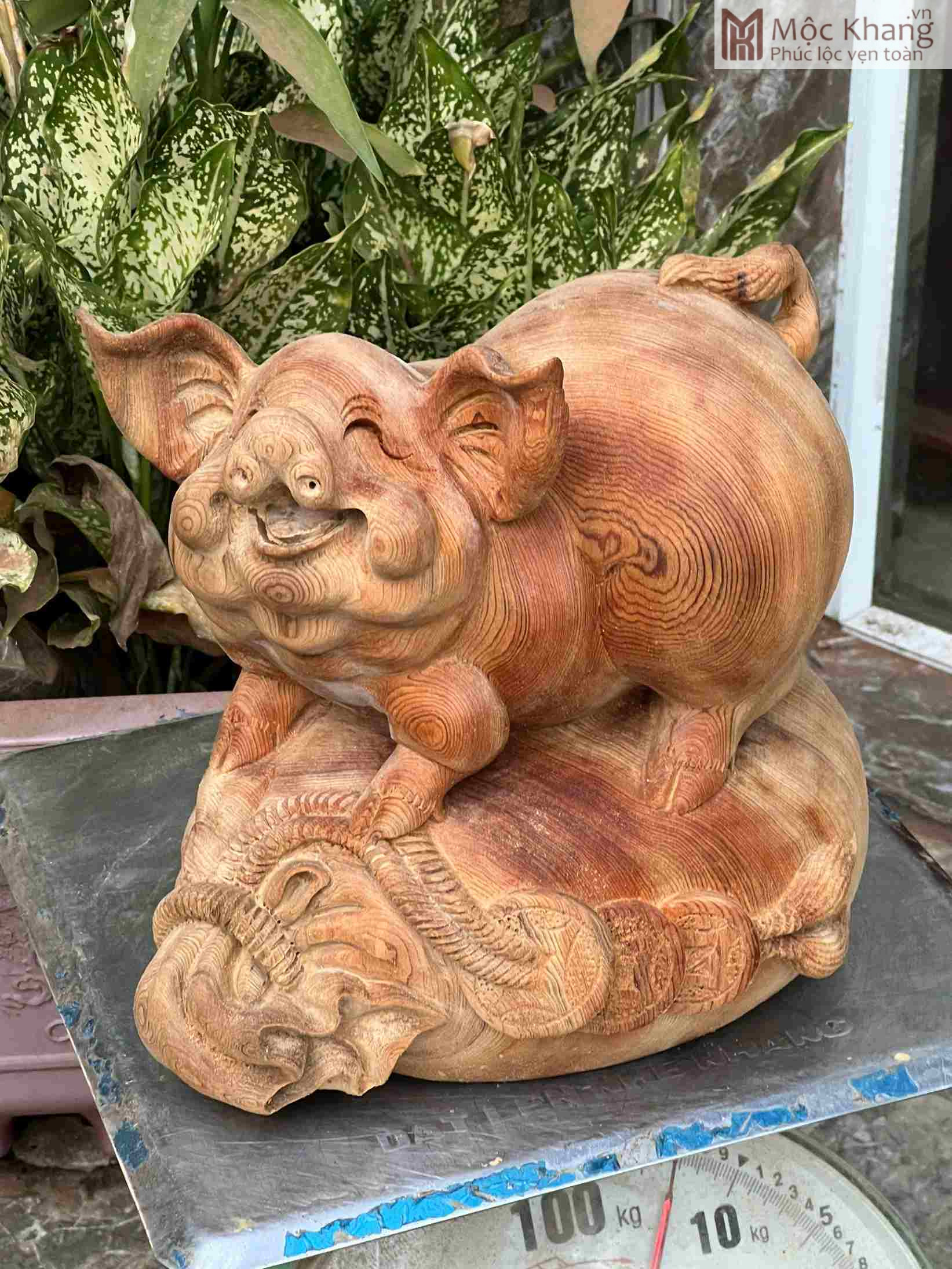 tuong-heo-dung-bao-tien-go-ngoc-am-cao-27-cm (1) Tượng Heo Đứng Bao Tiền Gỗ Ngọc Am