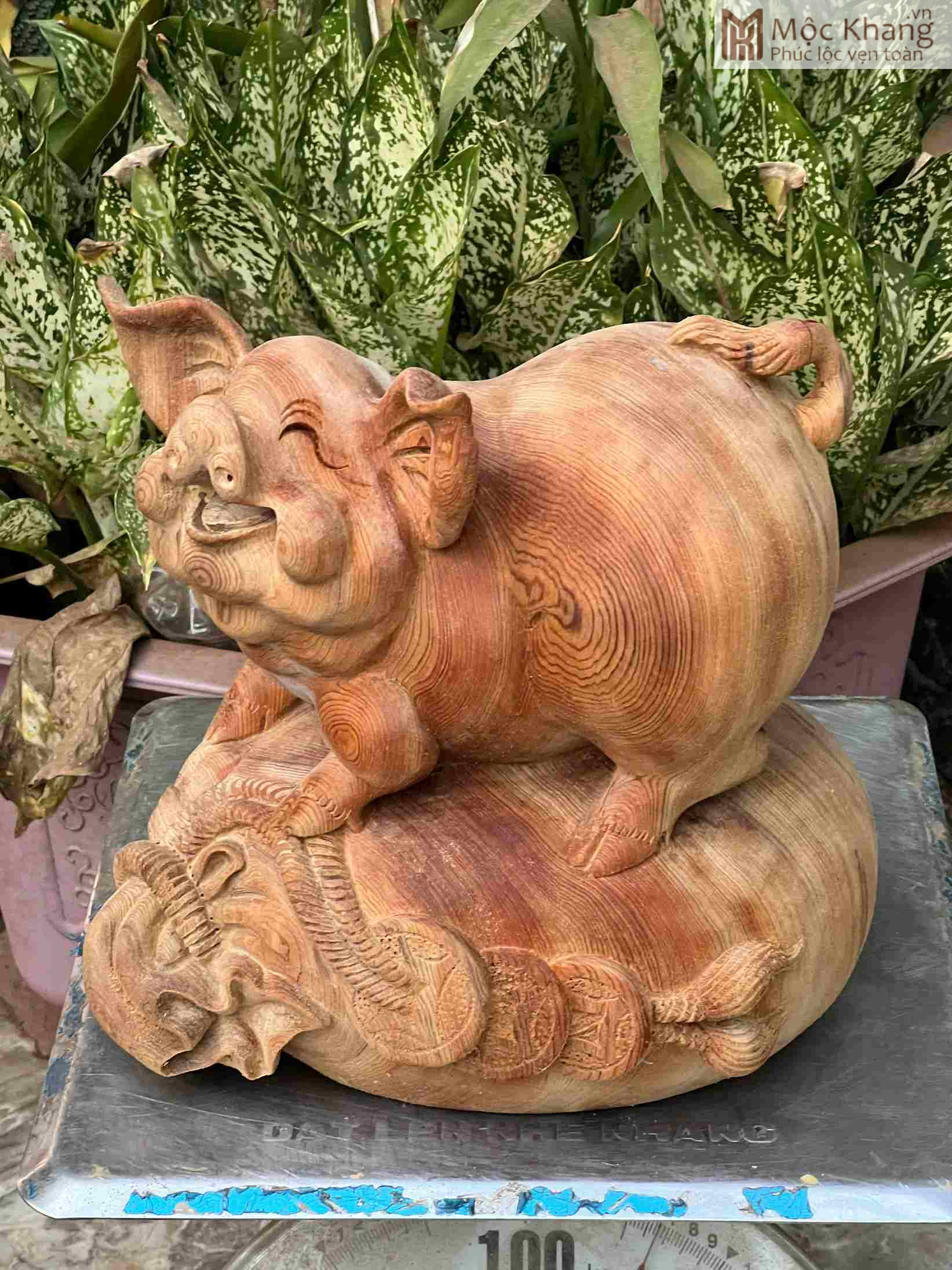 tuong-heo-dung-bao-tien-go-ngoc-am-cao-27-cm (2) tuong heo dung bao tien go ngoc am cao 27 cm 2
