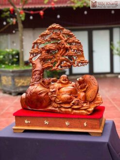 Di Lặc Ngồi Cây Tùng Gỗ Hương Cao 59 (cm)