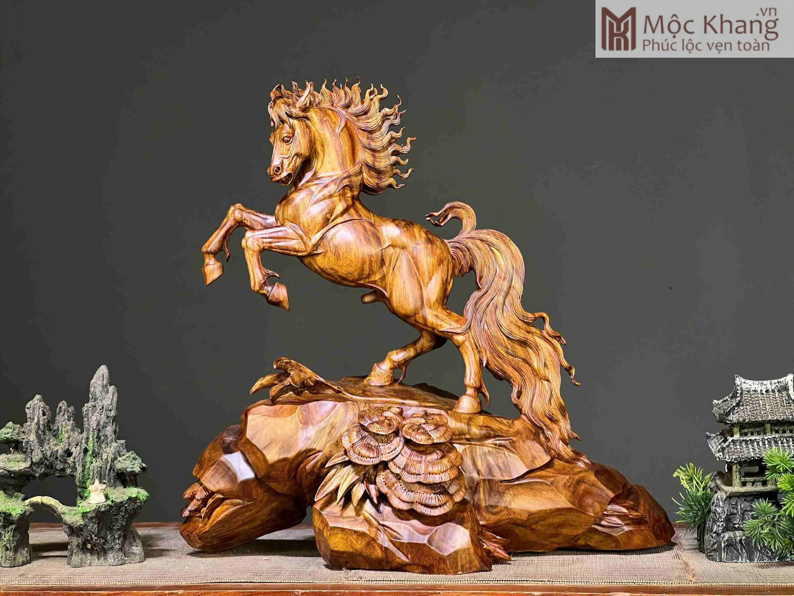 Tượng Nhất Mã Phi Thiên Gỗ Sưa Cao 41 (cm) (5)_5 Tượng Nhất Mã Phi Thiên Gỗ Sưa Cao 41 (cm)