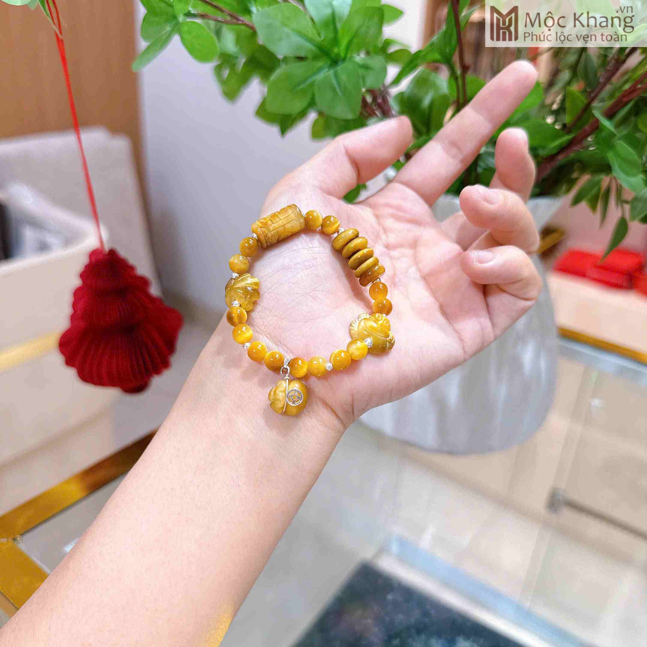 Vòng Tay Mắt Hổ Vàng Tâm Mix Charm Cỏ 4 Lá (3)_3 Vòng Tay Mắt Hổ Vàng Tâm Mix Charm Cỏ 4 Lá