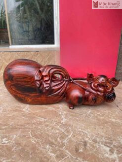 Tượng Heo Vác Bao Tiền Gỗ Trắc Ngang 40 (cm)