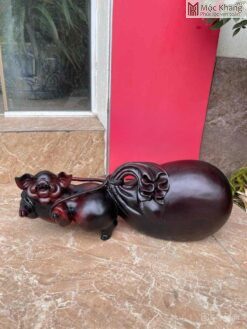 Tượng Heo Vác Bao Tiền Gỗ Trắc Ngang 55 (cm)