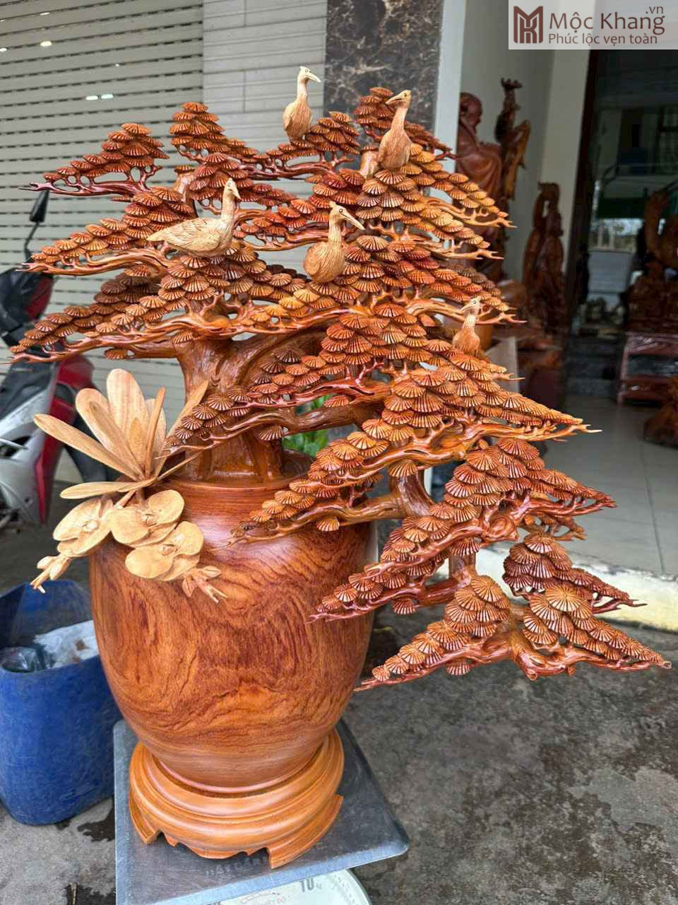 binh-tung-hac-dien-nien-go-huong-cao-83cm (1) Bình Tùng Hạc Diên Niên Gỗ Hương Cao 83(cm)