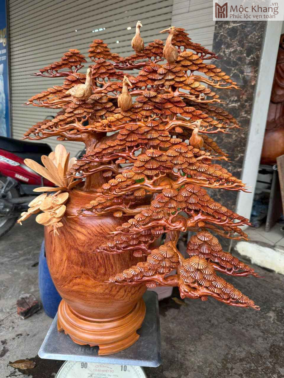 binh-tung-hac-dien-nien-go-huong-cao-83cm (2) binh-tung-hac-dien-nien-go-huong-cao-83cm