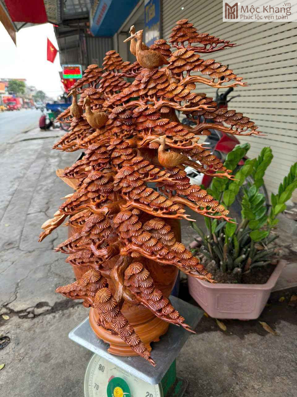 binh-tung-hac-dien-nien-go-huong-cao-83cm (4) binh-tung-hac-dien-nien-go-huong-cao-83cm
