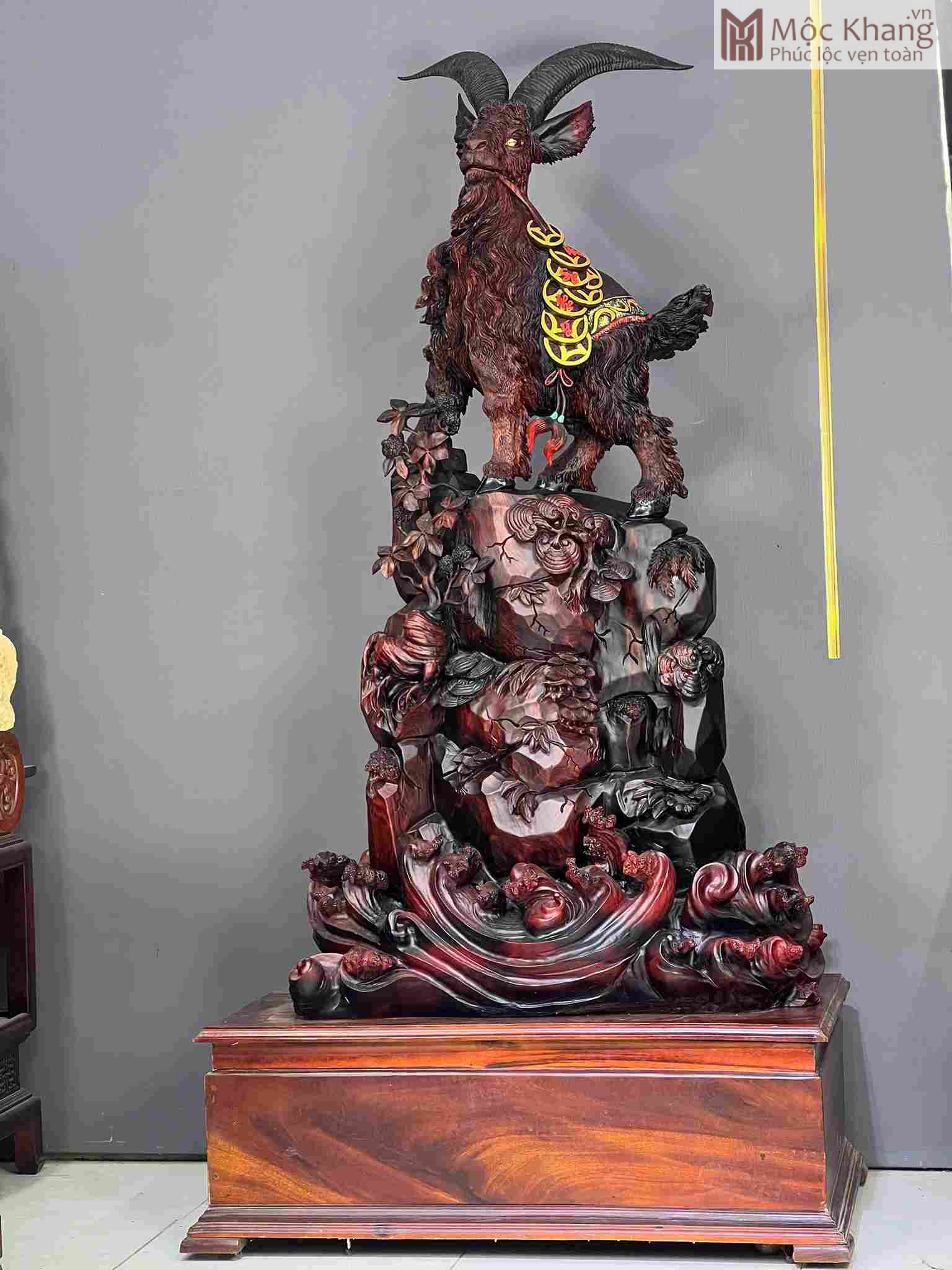 tuong-de-go-trac-cao-152cm (2) Tượng Dê Gỗ Trắc Cao 152(cm)