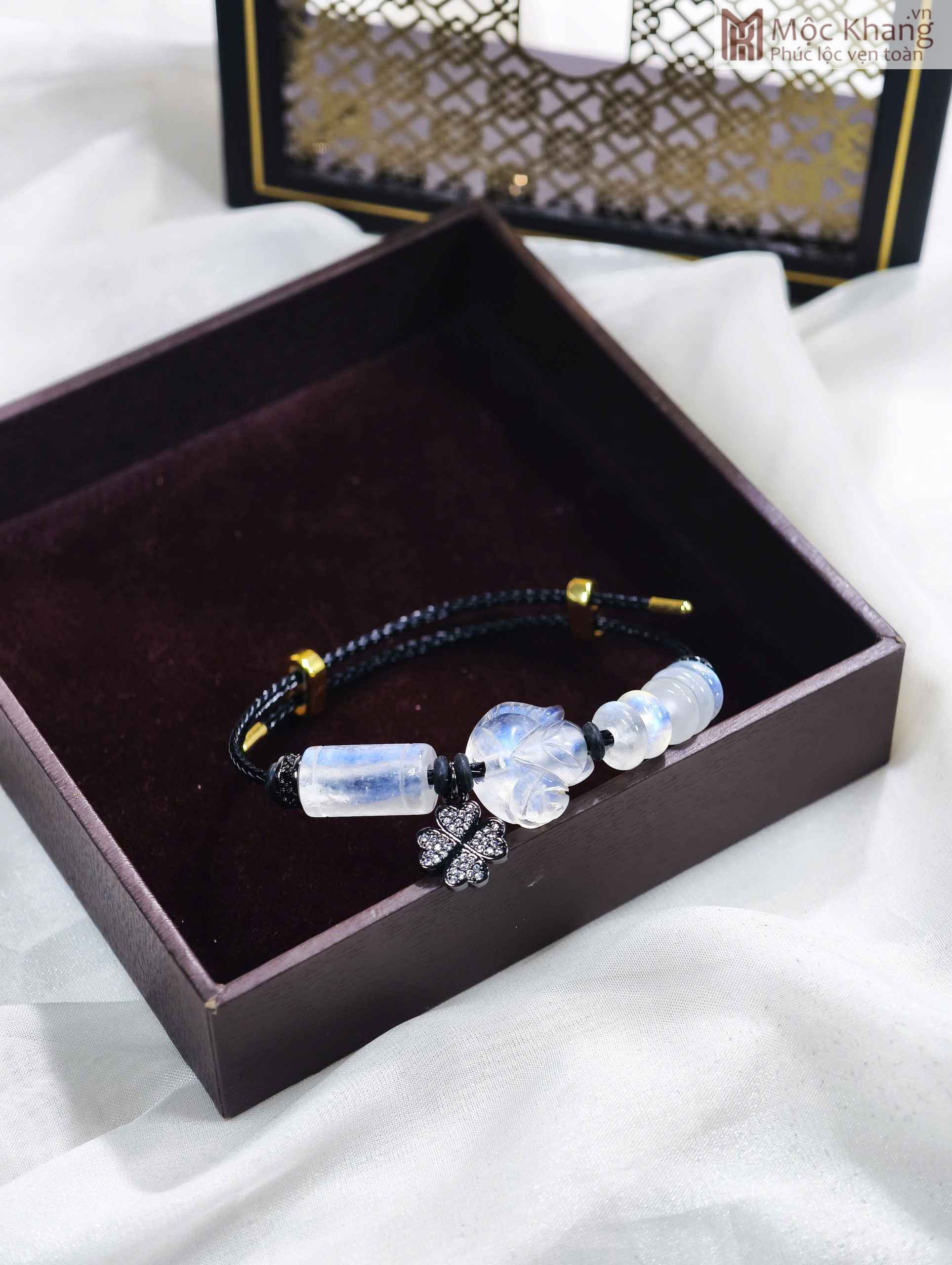 Vòng Tay Moonstone Mix Charm Cỏ 4 Lá (1)_1 Vong Tay Moonstone Mix Charm Co 4 La 1 1