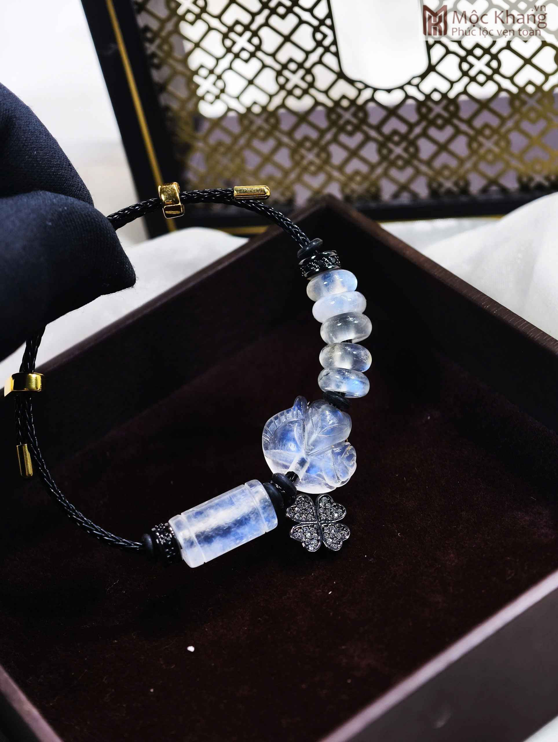 Vòng Tay Moonstone Mix Charm Cỏ 4 Lá (2)_2 Vong Tay Moonstone Mix Charm Co 4 La 2 2