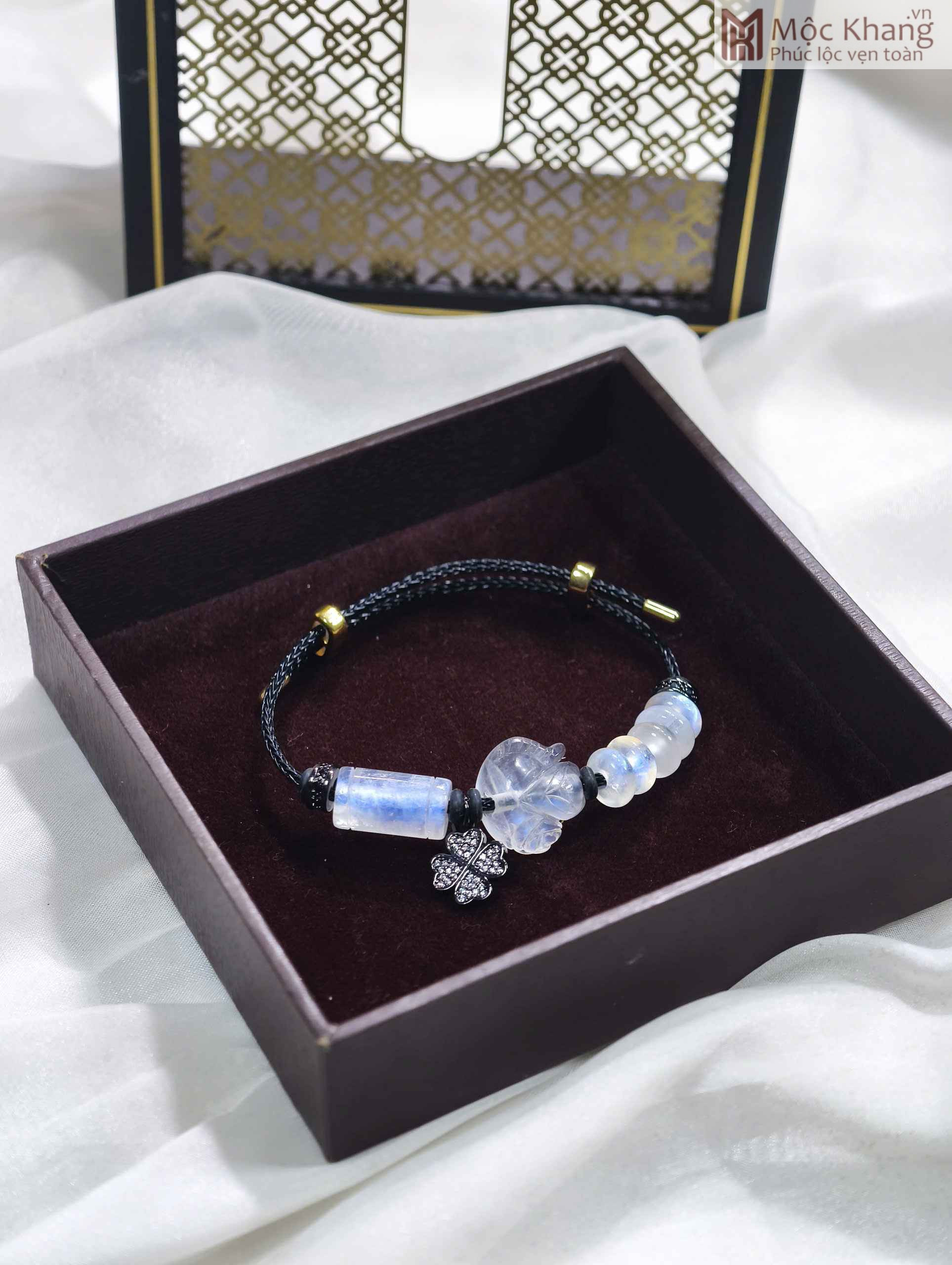 Vòng Tay Moonstone Mix Charm Cỏ 4 Lá (4)_4 Vòng Tay Moonstone Mix Charm Cỏ 4 Lá