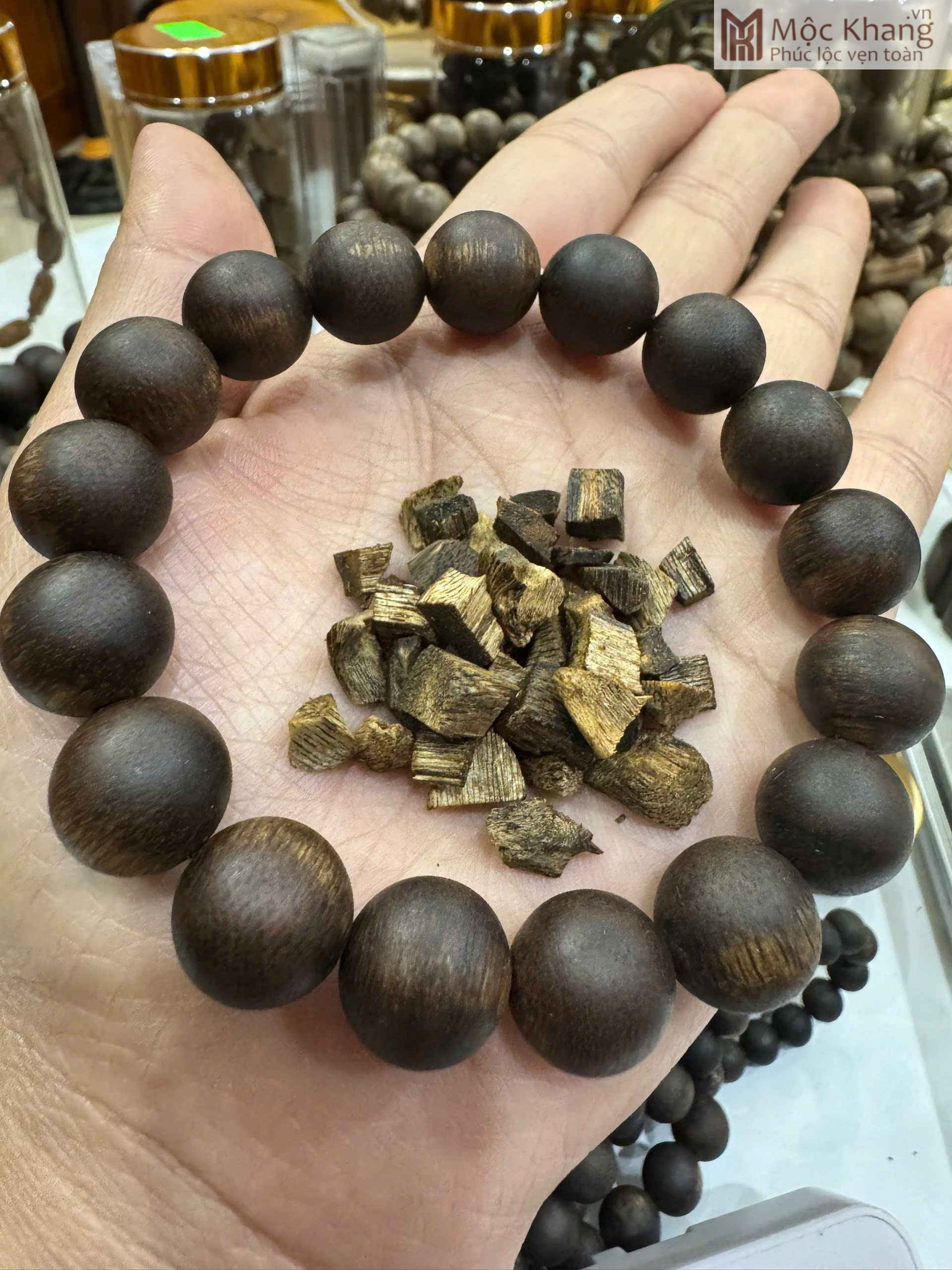 Vòng Tay Trầm Kỳ Hải Nam Hạt 12 (mm) (1) Vòng Tay Trầm Kỳ Hải Nam Hạt 12 (mm)