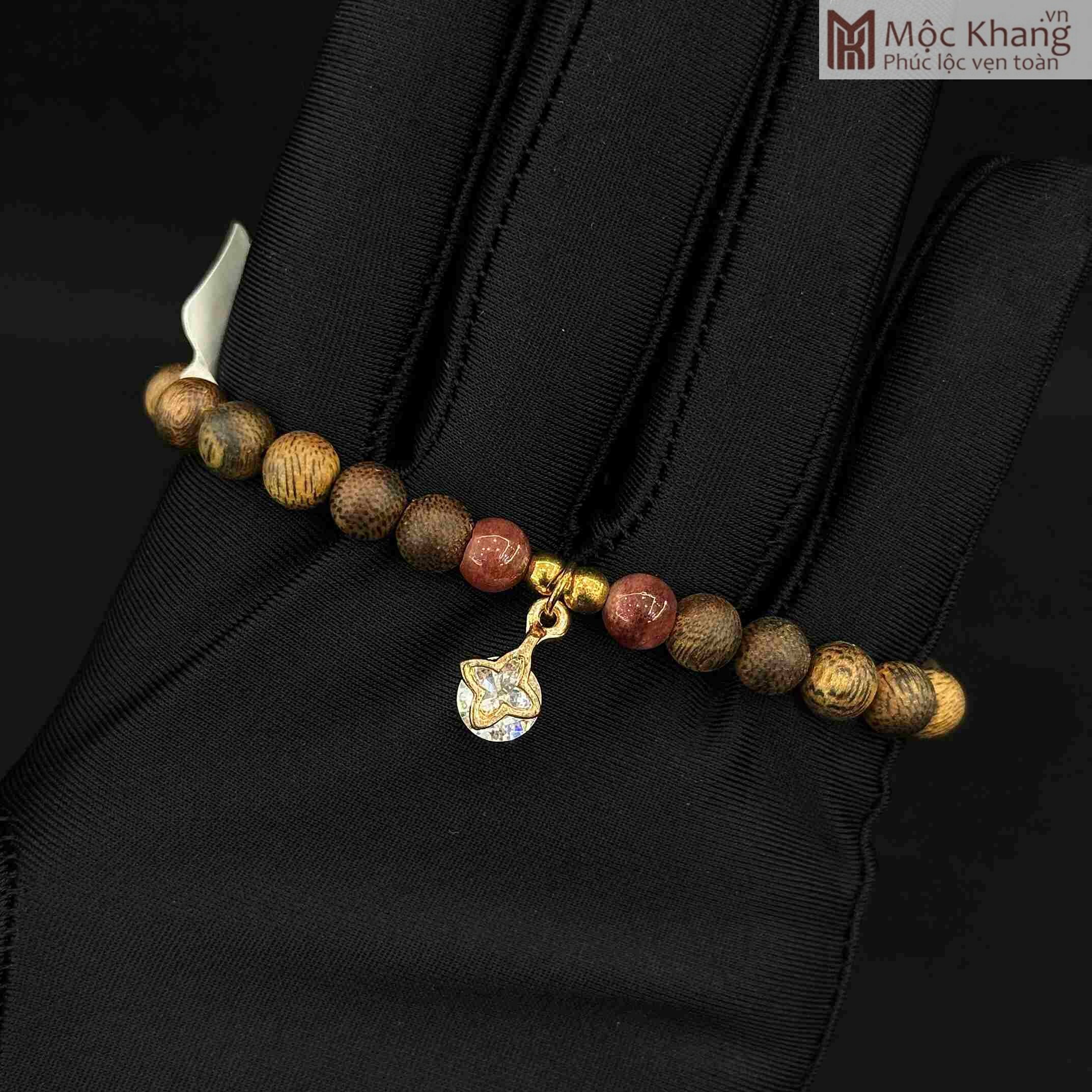 Vòng Tay Kỳ Hải Nam Mix Charm mang vẻ đẹp mộc mạc, kết hợp cùng các chi tiết charm tạo điểm nhấn thanh lịch và độc đáo (1) Vòng Tay Kỳ Hải Nam Mix Charm mang vẻ đẹp mộc mạc, kết hợp cùng các chi tiết charm tạo điểm nhấn thanh lịch và độc đáo.