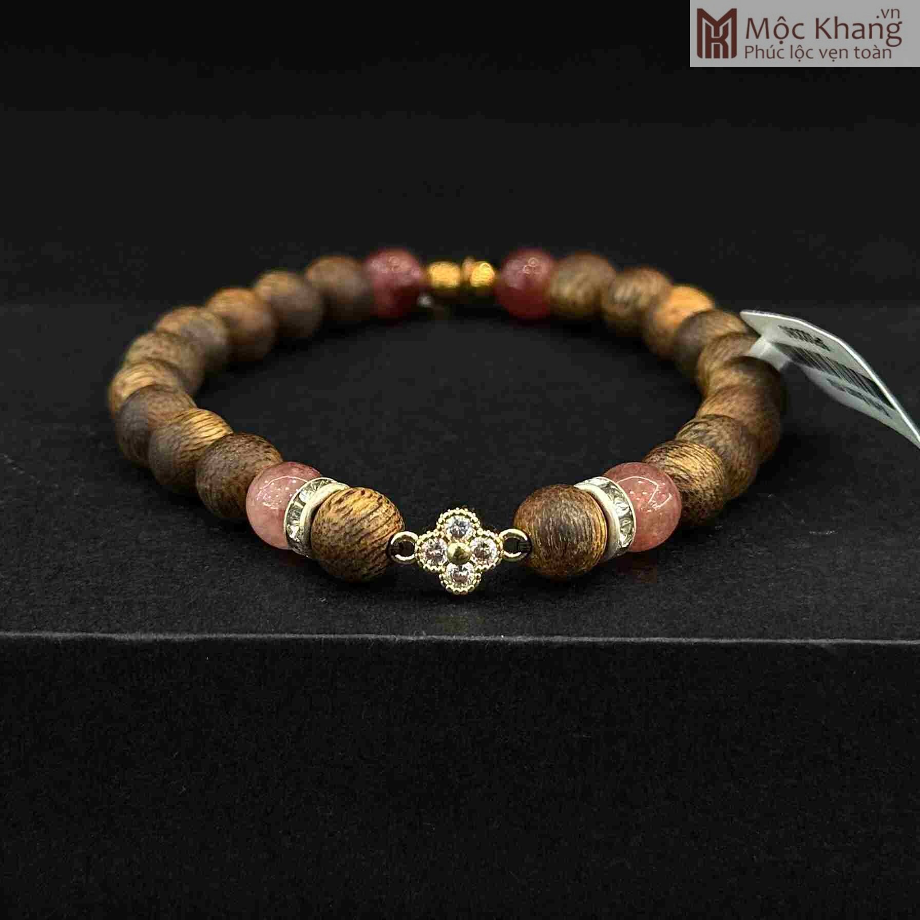 Vòng Tay Kỳ Hải Nam Mix Charm mang vẻ đẹp mộc mạc, kết hợp cùng các chi tiết charm tạo điểm nhấn thanh lịch và độc đáo (2) Vòng Tay Kỳ Hải Nam Mix Charm Hạt 6(mm)