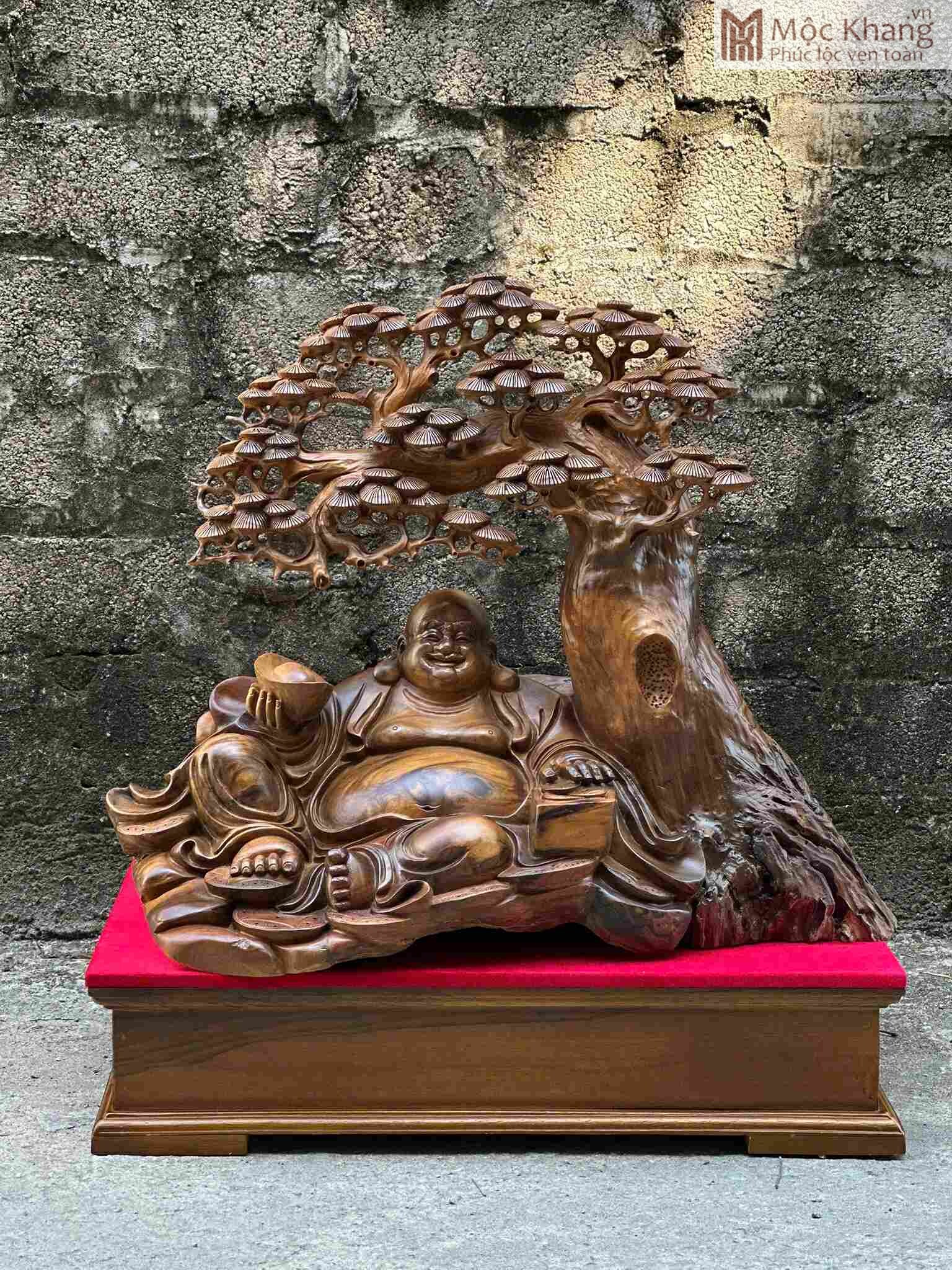 tuong-di-lac-ngoi-cay-tung-go-bach-xanh-cao-55cm (4) Tượng Di Lặc Ngồi Cây Tùng Gỗ Bách Xanh Cao 55(cm)